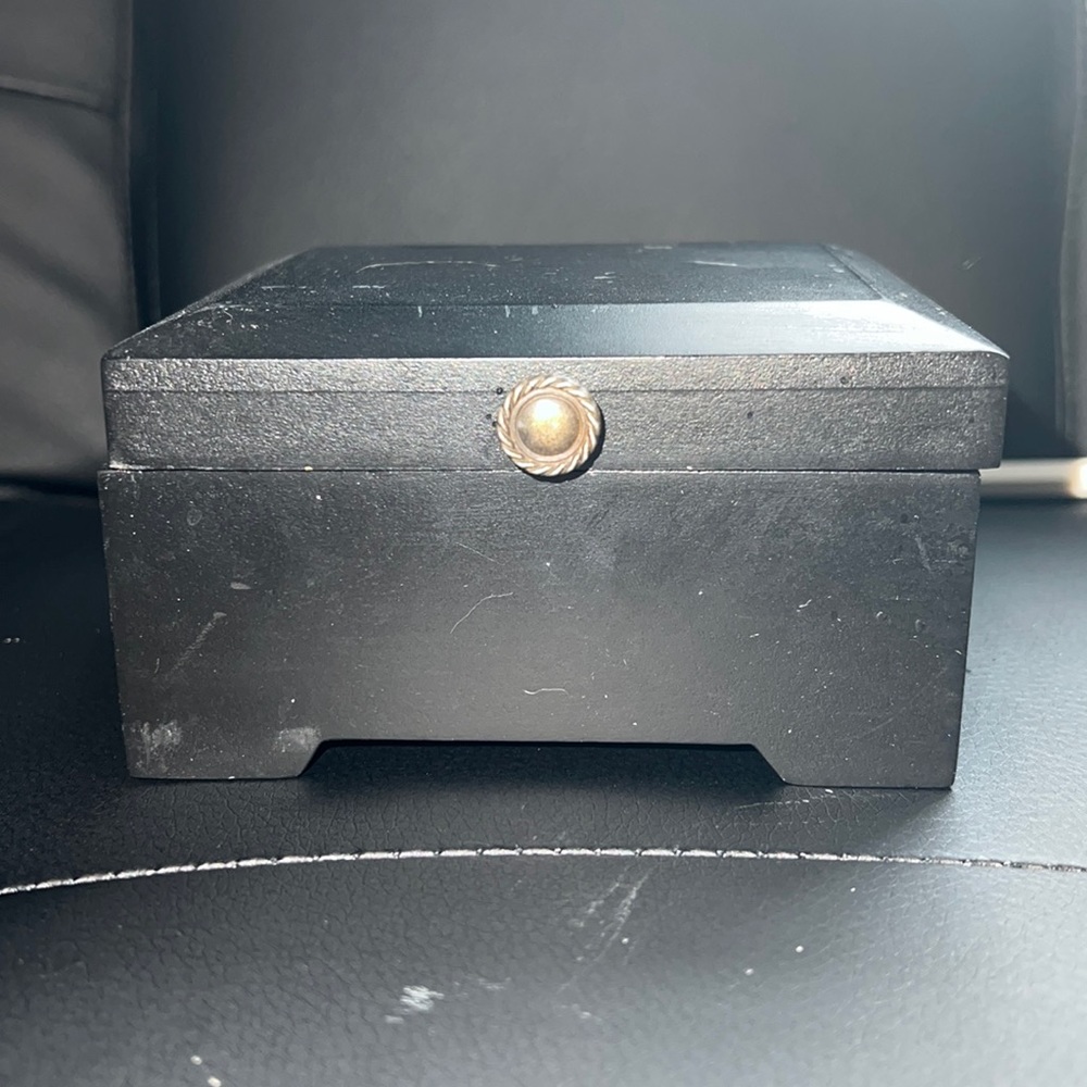 Jewelry box